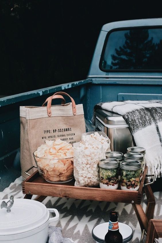 Packing The Ultimate Insta-Worthy Spring Picnic